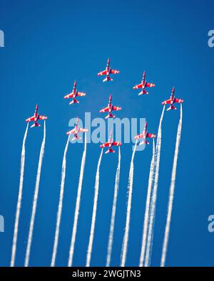 Das Surya Kiran Aerobatic Team der indischen Luftwaffe führte während der Mumbai Air Show 2024 Manöver durch. Stockfoto