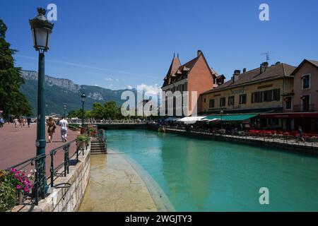 Annecy, Frankreich - 14. Juni 2021: Historische Alpenstadt mit traditionellen Häusern und dem See Annecy, beliebtes Touristenziel Stockfoto