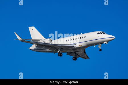 Ein Dassault Falcon 2000XLS von CAT Aviation befindet sich im Landeanflug auf den Flughafen Zürich. Registrierung HB-IBJ. (Zürich, Schweiz, 14.01.2024) Stockfoto