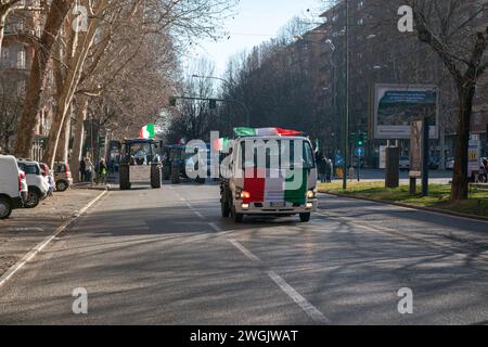 Demonstrationen von Landwirten mit Traktoren und Straßensperren in Städten, Presseberichte über Verkehrsblockaden aufgrund europäischer Gesetze in ganz Europa. Stockfoto