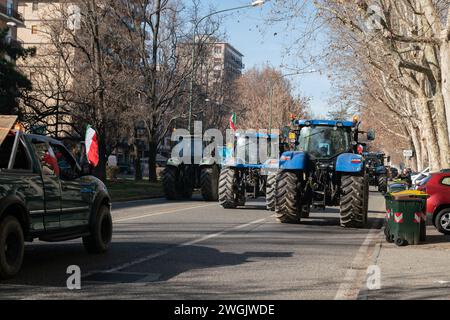 Demonstrationen von Landwirten mit Traktoren und Straßensperren in Städten, Presseberichte über Verkehrsblockaden aufgrund europäischer Gesetze in ganz Europa. Stockfoto