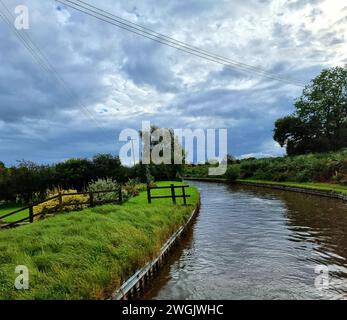 Die Fahrt auf dem Llangollen Canal über das River Dee Valley in Nordwales in einem schmalen Boot mit flachem Boden mit einer Höchstgeschwindigkeit von 4 Meilen/Stunde ist einer der entspannendsten und unvergesslichsten Urlaube. Das Aquädukt ist eine der großartigsten technischen Meisterleistungen im Kanalnetz und ein Schmalboot (ein spezialisiertes Schiff für den Betrieb auf den engen Kanälen von England, Schottland und Wales) ist die beste Möglichkeit, es zu navigieren. Ein 18 km langer Abschnitt des Kanals von der Gledrid Bridge bei Rhoswiel bis zu den Horseshoe Falls, zu denen Chirk Aqueduct und Pontcysyllte Aqueduct gehören, wurde zum Weltkulturerbe erklärt Stockfoto