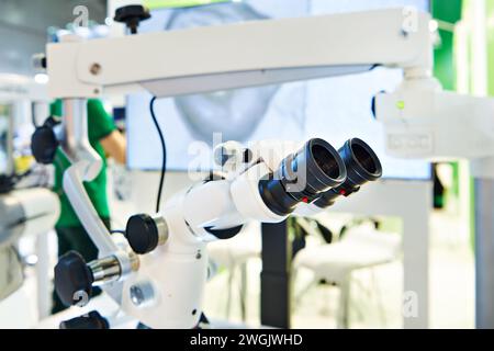 Zahnärztliches 3D-Mikroskop mit Monitor Stockfoto