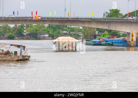 Ein schwer beladenes Frachtschiff im Mekong-Delta in Vinh Long, Vietnam. Stockfoto