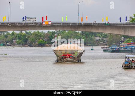 Ein schwer beladenes Frachtschiff im Mekong-Delta in Vinh Long, Vietnam. Stockfoto