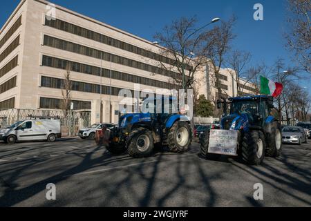 Bauerndemonstrationen mit Traktoren und Straßensperren in Italien und Europa vor dem Werk FCA mirafiori. Nachrichtenblock für europäische Gesetze. Stockfoto