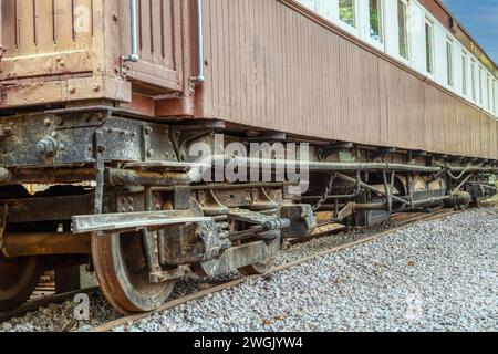 Unter den Rädern eines rostigen alten Eisenbahnwagens aus der rhodesischen Ära Stockfoto