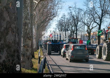 Demonstrationen von Landwirten mit Traktoren und Straßensperren in Städten, Presseberichte über Verkehrsblockaden aufgrund europäischer Gesetze in ganz Europa. Stockfoto