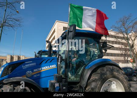 Demonstrationen der Landwirte mit Traktoren und Straßensperren in Italien und Europa gegen europäische Gesetze und Politiken im Agrarsektor. italienische Flagge Stockfoto