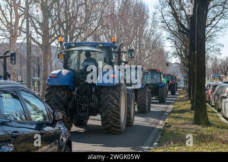 Demonstrationen von Landwirten mit Traktoren und Straßensperren in Städten, Presseberichte über Verkehrsblockaden aufgrund europäischer Gesetze in ganz Europa. Stockfoto