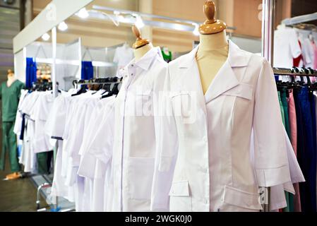 Kleidung für Zahnärzte und Mediziner im Geschäft Stockfoto