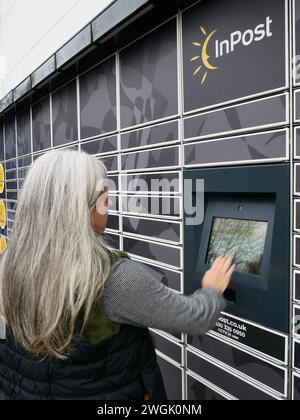 Frau, die Pakete verschickt und Artikel zurücksendet. Stockfoto