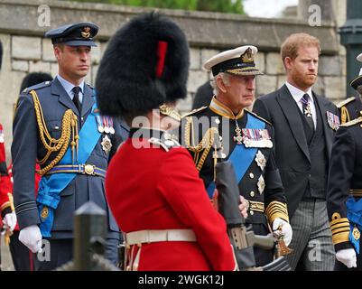 Aktenfoto vom 19./09/22 von (links nach rechts) dem Prinzen von Wales, König Karl III. Und dem Herzog von Sussex. Der König wurde mit einer Form von Krebs diagnostiziert und hat einen Zeitplan für regelmäßige Behandlungen begonnen, und obwohl er öffentliche Aufgaben verschoben hat, bleibt er „seiner Behandlung vollkommen positiv“, sagte Buckingham Palace. Ausgabedatum: Montag, 5. Februar 2024. Stockfoto