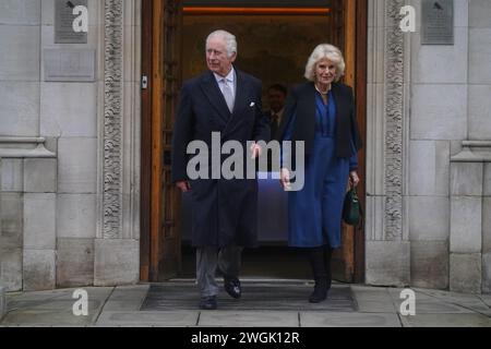 Aktenfoto vom 29. April 01/21 von König Karl III. Und Königin Camilla, die die Londoner Klinik verließen, wo König Karl sich einer Operation wegen einer vergrößerten Prostata unterzogen hatte. Der König wurde mit einer Form von Krebs diagnostiziert und hat einen Zeitplan für regelmäßige Behandlungen begonnen, und obwohl er öffentliche Aufgaben verschoben hat, bleibt er „seiner Behandlung vollkommen positiv“, sagte Buckingham Palace. Ausgabedatum: Montag, 5. Februar 2024. Stockfoto