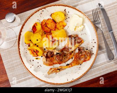 Gebackene Lammrippchen mit gebratenen Kartoffeln und Aioli-Sauce Stockfoto