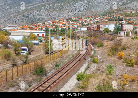 Eisenbahngleise, die in das Dorf Bosnien und Herzegowina führen Stockfoto