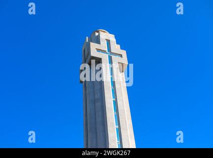 Überqueren Sie das Gebäude oben gegen den blauen Himmel. Überqueren Sie das Denkmal an der Plaza de Espana in Santa Cruz, Teneriffa, Spanien Stockfoto