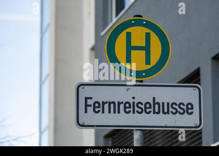 Bushaltestelle für Fernbusse mit FlixBus-Schild 05.02.2024, Limburg: Symbolfoto, Illustrationsbild, Symbolbild, Illustrationsfoto Bushaltestelle für Fernbusse mit FlixBus-Schild das Bild zeigt ein deutlich sichtbares Schild an einer Bushaltestelle, das auf die Haltestelle für Fernbusse, insbesondere für den FlixBus, hinweist. Das Schild ist gut erkennbar und informiert Passagiere über den Abfahrtsort des Fernbusses. Im Hintergrund können Elemente einer städtischen oder ländlichen Haltestelle erkennbar sein, die typische Umgebung einer solchen Haltestelle widerspiegelt Limburg Hessen Stockfoto