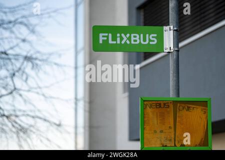 Bushaltestelle für Fernbusse mit FlixBus-Schild 05.02.2024, Limburg: Symbolfoto, Illustrationsbild, Symbolbild, Illustrationsfoto Bushaltestelle für Fernbusse mit FlixBus-Schild das Bild zeigt ein deutlich sichtbares Schild an einer Bushaltestelle, das auf die Haltestelle für Fernbusse, insbesondere für den FlixBus, hinweist. Das Schild ist gut erkennbar und informiert Passagiere über den Abfahrtsort des Fernbusses. Im Hintergrund können Elemente einer städtischen oder ländlichen Haltestelle erkennbar sein, die typische Umgebung einer solchen Haltestelle widerspiegelt Limburg Hessen Stockfoto