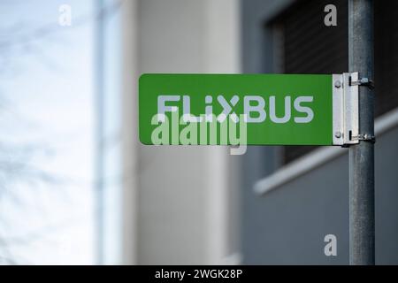 Bushaltestelle für Fernbusse mit FlixBus-Schild 05.02.2024, Limburg: Symbolfoto, Illustrationsbild, Symbolbild, Illustrationsfoto Bushaltestelle für Fernbusse mit FlixBus-Schild das Bild zeigt ein deutlich sichtbares Schild an einer Bushaltestelle, das auf die Haltestelle für Fernbusse, insbesondere für den FlixBus, hinweist. Das Schild ist gut erkennbar und informiert Passagiere über den Abfahrtsort des Fernbusses. Im Hintergrund können Elemente einer städtischen oder ländlichen Haltestelle erkennbar sein, die typische Umgebung einer solchen Haltestelle widerspiegelt Limburg Hessen Stockfoto
