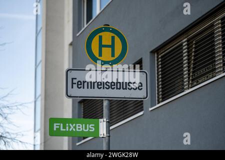 Bushaltestelle für Fernbusse mit FlixBus-Schild 05.02.2024, Limburg: Symbolfoto, Illustrationsbild, Symbolbild, Illustrationsfoto Bushaltestelle für Fernbusse mit FlixBus-Schild das Bild zeigt ein deutlich sichtbares Schild an einer Bushaltestelle, das auf die Haltestelle für Fernbusse, insbesondere für den FlixBus, hinweist. Das Schild ist gut erkennbar und informiert Passagiere über den Abfahrtsort des Fernbusses. Im Hintergrund können Elemente einer städtischen oder ländlichen Haltestelle erkennbar sein, die typische Umgebung einer solchen Haltestelle widerspiegelt Limburg Hessen Stockfoto