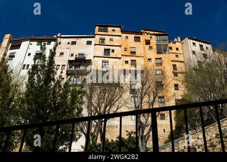 Alte Hochhäuser am Rande der Klippe in Cuenca City Stockfoto