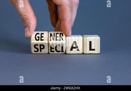 Allgemeines oder spezielles Symbol. Geschäftsmann verwandelt schöne Holzwürfel und ändert das Wort Special in General. Schöner grauer Tisch grauer Hintergrund. Bus Stockfoto