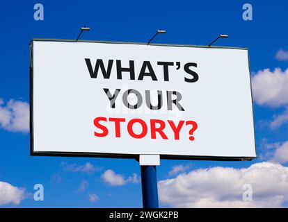 Geschichten erzählen, was dein Geschichtensymbol ist. Concept Words Was ist deine Geschichte auf einer schönen großen Plakatwand? Wunderschöner blauer Wolkenhintergrund. Geschäftsbetrieb Stockfoto