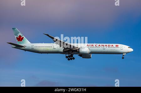 Air Canada eine Boeing 777-333ER von Air Canada befindet sich im Landeanflug auf den Flughafen Zürich. Registrierung C-FRAM. Zürich, Schweiz, 14.01.2024 *** Air Canada und Air Canada Boeing 777 333 er sind im Anflug zum Flughafen Zürich, Registrierung C FRAM Zürich, Schweiz, 14 01 2024 Stockfoto