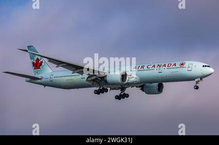 Air Canada eine Boeing 777-333ER von Air Canada befindet sich im Landeanflug auf den Flughafen Zürich. Registrierung C-FRAM. Zürich, Schweiz, 14.01.2024 *** Air Canada und Air Canada Boeing 777 333 er sind im Anflug zum Flughafen Zürich, Registrierung C FRAM Zürich, Schweiz, 14 01 2024 Stockfoto