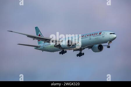 Air Canada eine Boeing 777-333ER von Air Canada befindet sich im Landeanflug auf den Flughafen Zürich. Registrierung C-FRAM. Zürich, Schweiz, 14.01.2024 *** Air Canada und Air Canada Boeing 777 333 er sind im Anflug zum Flughafen Zürich, Registrierung C FRAM Zürich, Schweiz, 14 01 2024 Stockfoto