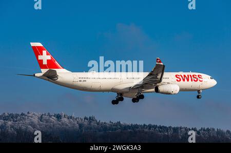 Swiss International Airlines ein Airbus A330-343X von Swiss International Zürich befindet sich im Landeanflug auf den Flughafen Zürich. Registrierung HB-JHH. Zürich, Schweiz, 14.01.2024 *** Swiss International Airlines ein Airbus A330 343X von Swiss International Zürich nähert sich der Züricher Flughafenregistrierung HB JHH Zürich, Schweiz, 14 01 2024 Stockfoto