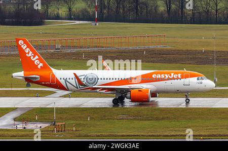 Ein Airbus A320-251N von EasyJet rollt auf dem Flughafen Zürich zur Startbahn. Registrierung des Airbus A320neo HB-AYO. (Zürich, Schweiz, 06.01.2024) Stockfoto