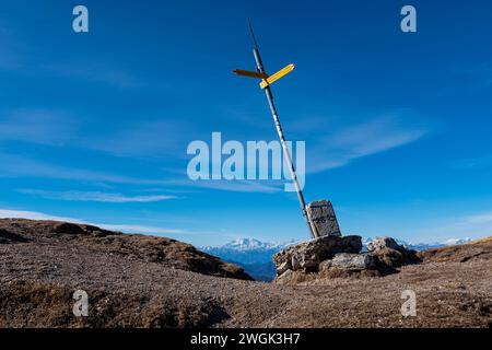 Blick auf die Dufourspitze vom Berg Generoso mit einem Grenzmeilenstein aus nächster Nähe (die Pfeile zeigen den Namen des Weges an) Stockfoto