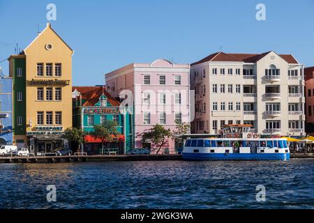 Farbenfrohe Gebäude in der Innenstadt von Willemstad, Curacao, Niederländischen Antillen. Stockfoto