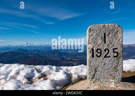 Blick auf die Dufourspitze vom Generoso mit einem Grenzmeilenstein aus nächster Nähe Stockfoto