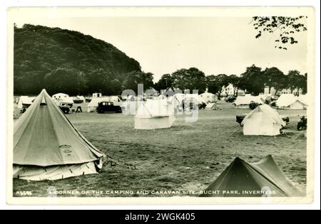 Original-Postkarte eines schottischen Campingplatzes aus den 1950er oder frühen 1960er Jahren - Camping- und Wohnwagenplatz, viele Zeltflächen und Leinwandzelte, alte Fahrzeuge, Glockenzelte, im Bught Park, Inverness, Schottland, Großbritannien Stockfoto