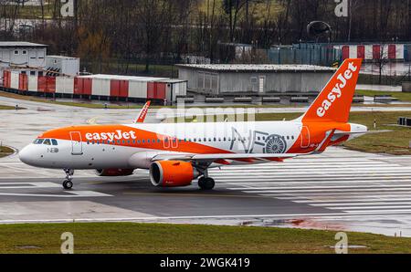 Ein Airbus A320-251N von EasyJet rollt auf dem Flughafen Zürich auf die Startbahn 28, wo er schliesslich starten wird. Registrierung HB-AYO. (Zürich, S Stockfoto