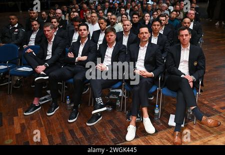 05 Februar 2024, Hessen, Frankfurt/Main: Die Spieler Mario Götze (2. Reihe, 2. Von links nach rechts), Torhüter Kevin Trapp, Robin Koch, Timothy Chandler, Sebastian Rode und Makoto Hasebe sowie Timmo Hardung (1. Reihe rechts), Sportdirektor, und Cheftrainer Dino Toppmöller (2. von rechts) nehmen an der Hauptversammlung der Eintracht Frankfurt in der Jahrhunderthalle Teil. Foto: Arne Dedert/dpa Stockfoto