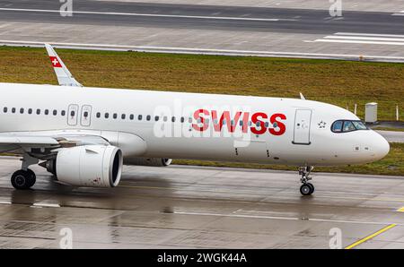 Ein Airbus A321-271NX von Swiss International Airlines rollt auf dem Flughafen Zürich zur Startbahn. Registrierung des airbus A321neo HB-JPB. (Zürich, Stockfoto