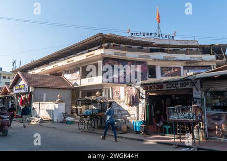 Hassan, Karnataka, Indien - 10. Januar 2023: Eine beschauliche Straßenszene vor dem Picture Palace Cinema, in der Einheimische ihren Tag beginnen. Stockfoto