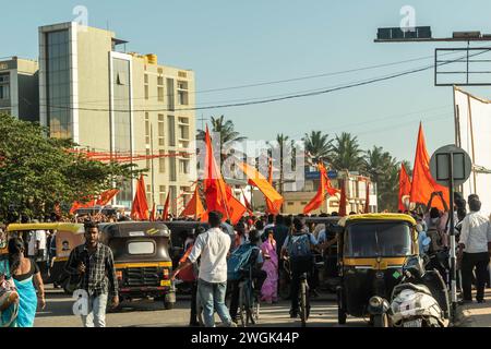 Hassan, Karnataka, Indien - 10. Januar 2023: Eine große Menschenmenge läuft während einer Shobha Yatra-Prozession in Hassan, Karnataka, eine Straße hinunter Stockfoto