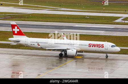 Ein Airbus A321-271NX von Swiss International Airlines rollt auf dem Flughafen Zürich zur Startbahn. Registrierung des airbus A321neo HB-JPB. (Zürich, Stockfoto