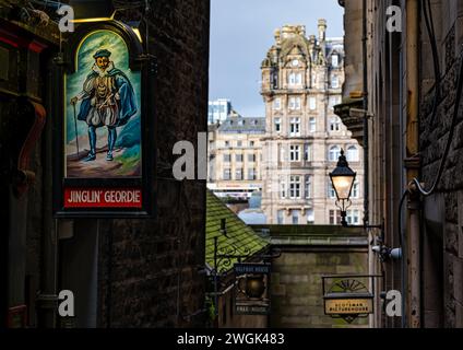 Alte Pub-Zeichen von Jinglin' Geordie & Halfway House, Fleshmarket Close, Edinburgh, Schottland, Großbritannien Stockfoto