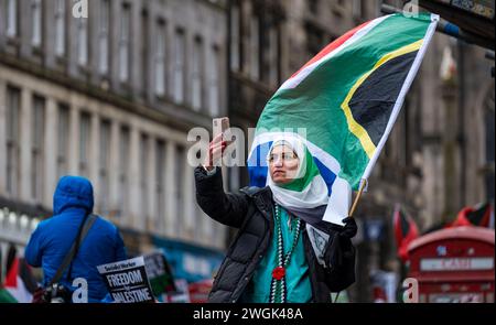 Frau mit palästinensischer Flagge macht ein Selfie im Pro-palästinensischen protestmarsch, Edinburgh, Schottland, Großbritannien Stockfoto