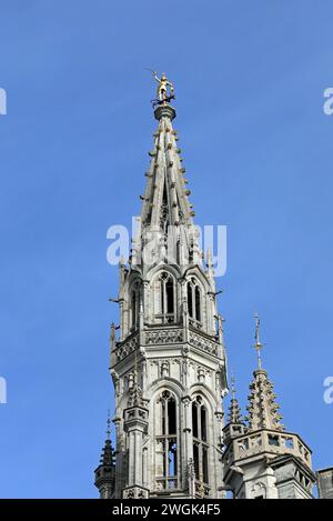 Turm des Brüsseler Rathauses mit der Nachbildung der Statue des Heiligen Michael, der einen Dämon tötet Stockfoto