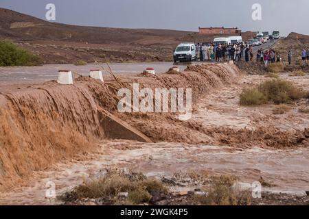 Sturzflut in Merzouga, einer kleinen marokkanischen Stadt in der Sahara, nahe der algerischen Grenze. Es ist bekannt als Tor zum Erg Chebbi, einer riesigen Sanddünen nördlich der Stadt. Westlich von Merzouga ist Dayet Srji ein saisonaler Salzsee, der im Sommer oft trocken ist. Wenn er voll ist, zieht er eine große Auswahl an Zugvögeln und Wüstenvögeln an, darunter Wüstenschaumler, ägyptische Nachtschläge und gelegentlich Flamingos. Marokko. Stockfoto