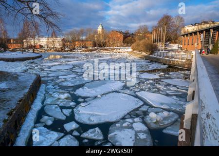 Eisschollen an einem Wintertag in der Meeresfestung Suomenlinna, Helsinki, Finnland Stockfoto