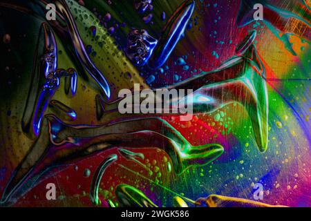 Farbenfrohe abstrakte Abbildung der Luftpolsterfolie mit der Luftblase und Kratzspuren unter farbigem Licht Stockfoto