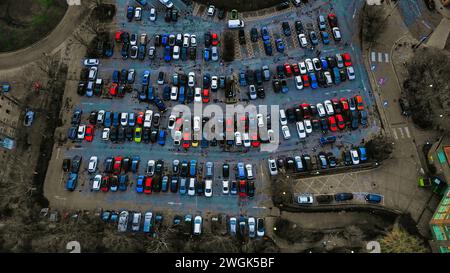 Blick aus der Vogelperspektive auf einen überfüllten Parkplatz mit verschiedenen Autos, die ordentlich in Reihen geparkt sind und die städtische Verkehrsmittel und Infrastruktur in York, North Yorksh, zeigen Stockfoto